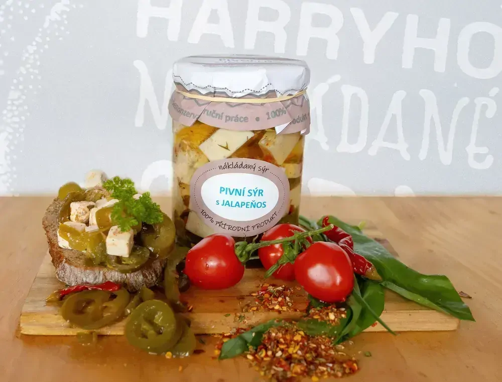 u Harryho Nakládaný Pivní sýr s papričkami Jalapeňos 540ml