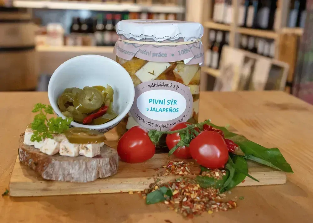 u Harryho Nakládaný Pivní sýr s papričkami Jalapeňos 540ml