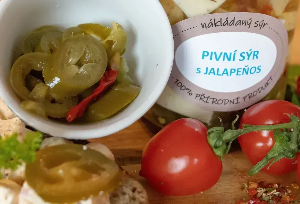 u Harryho Nakládaný Pivní sýr s papričkami Jalapeňos 540ml