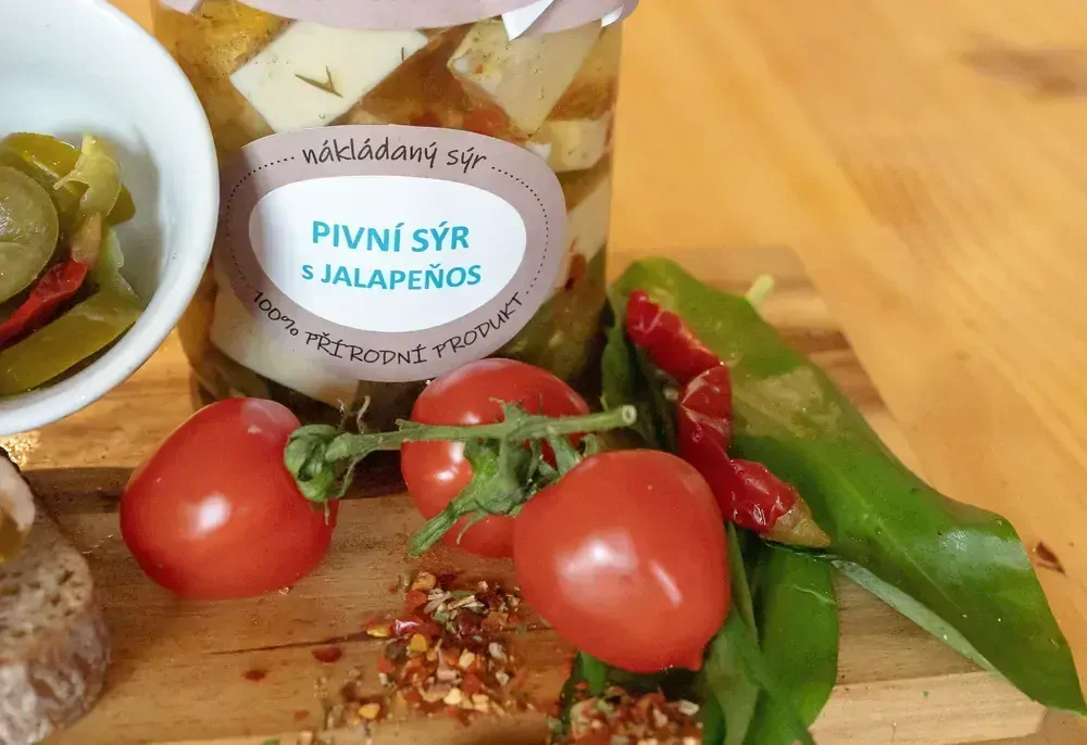 u Harryho Nakládaný Pivní sýr s papričkami Jalapeňos 540ml